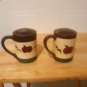 Apple decor salt and pepper shakers